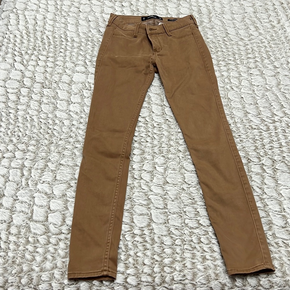 I am selling a pair of Hollister jeans.